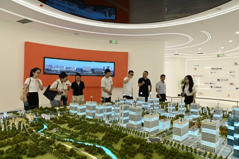 马克思主义学院赴内江软件与信息技术服务外包产业园调研学习